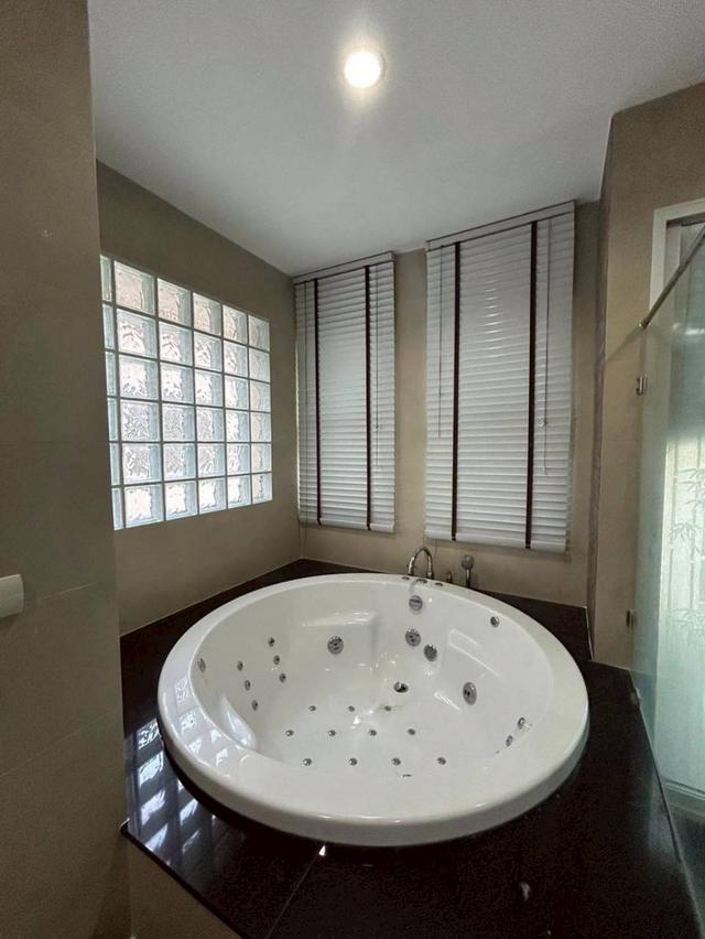 Sale / Rent  Grand Bangkok boulevard Kasert- Nawamin  129 square wah. With a bid swimming pool. 5 bedrooms 7 bathrooms Fully furnished Sale 30 Million 11