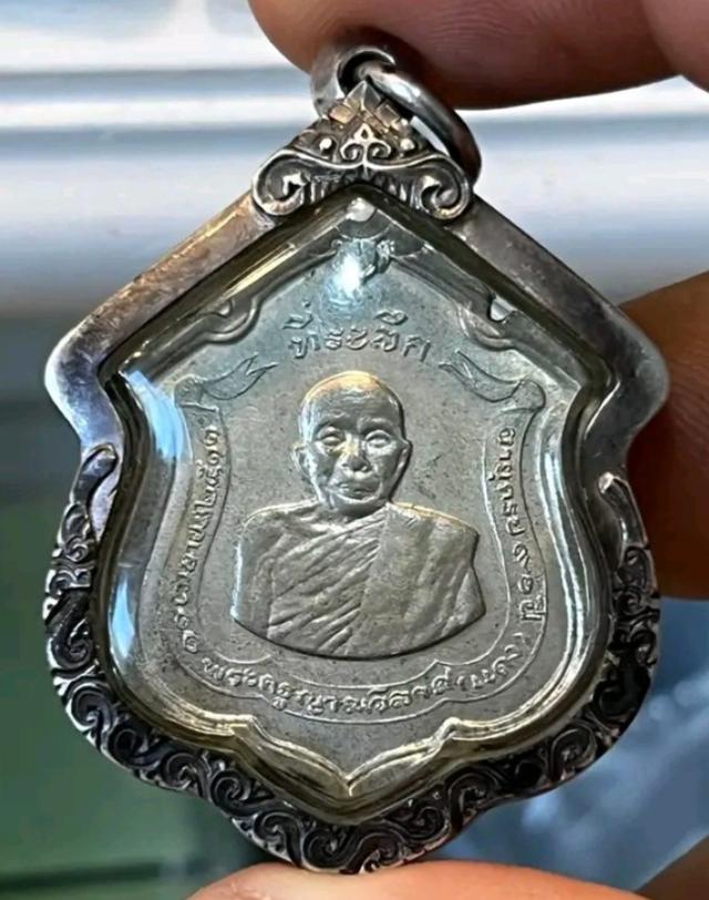 หลวงพ่อแดงเลี่ยมกรอบเงิน