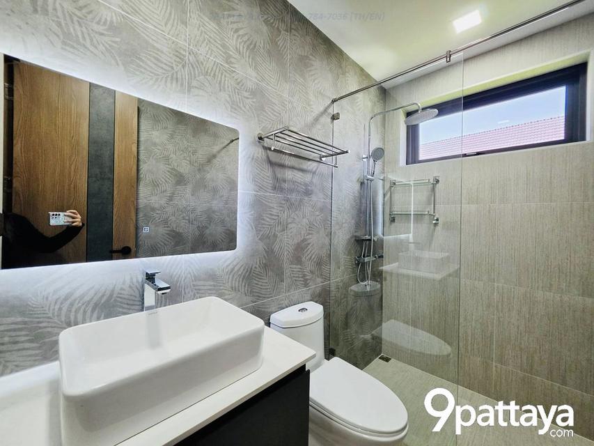 Mabprachan Pool Villa – บ้านหรูติดธรรมชาติ ใกล้อ่างมาบประชัน | Luxury Pool Villa Near Mabprachan Lake  3 ห้องนอน | 4 ห้องน้ำ • ห้องนั่งเล่น เพดานสูง 13