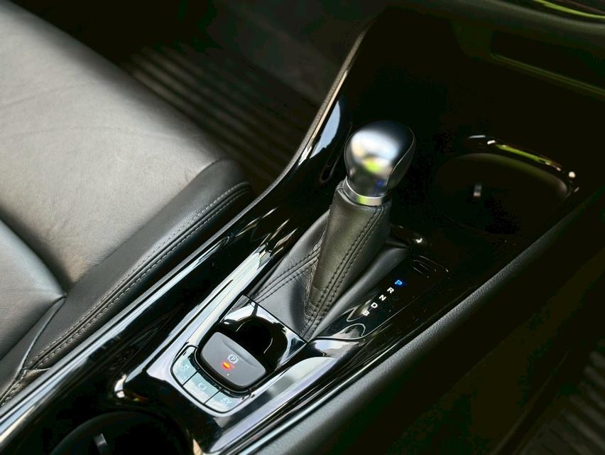 Toyota C-HR Hybrid  Y22 Wagon 4dr HEV GR Sport E-CVT FWD top  1.8 (Hybrid) สีดำ ออโต้  13