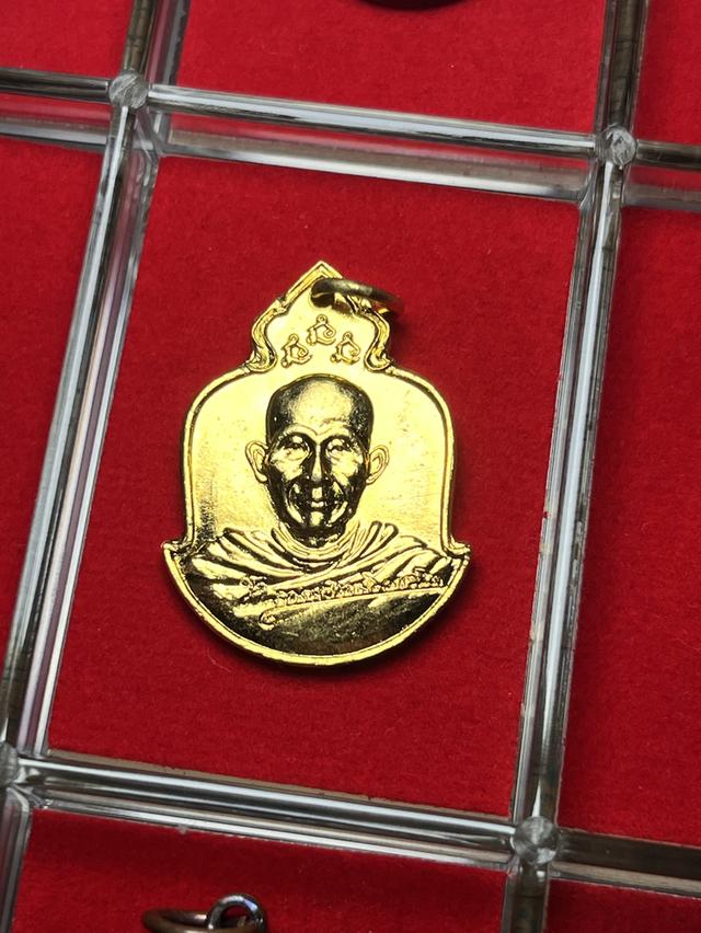 เหรียญลายเซ็นต์ หลวงพ่อเกษม เขมโก สุสานไตรลักณ์ จ.ลำปาง หลัง ภปร. ปี 2529 ครับ ที่ระลึก ๗๕ ปีหลวงพ่อครับเปิด 450บาทค่าส่ง50บาททั่วประเทศLine : ntk3105