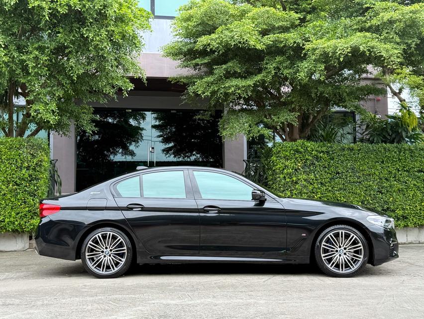 2019 BMW 530e MSPORT รถมือเดียวออกป้ายแดง รถวิ่งน้อยเพียง 90,000 กม รถเข้าศูนย์ทุกระยะ ไม่เคยมีอุบัติเหตุครับ 2