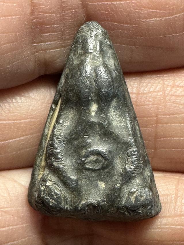 พระปิดตาเนื้อตะกั่ว หลวงพ่อดำ วัดกุฏิ(ล้อพิมพ์พระปิดตาหลวงพ่ออี๋วัดสัตหีบ) ช่วงปี 2432-2442