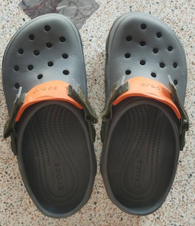 Crocs รองเท้าลำลองผู้ชาย สวยๆ ใหม่เอี่ยม