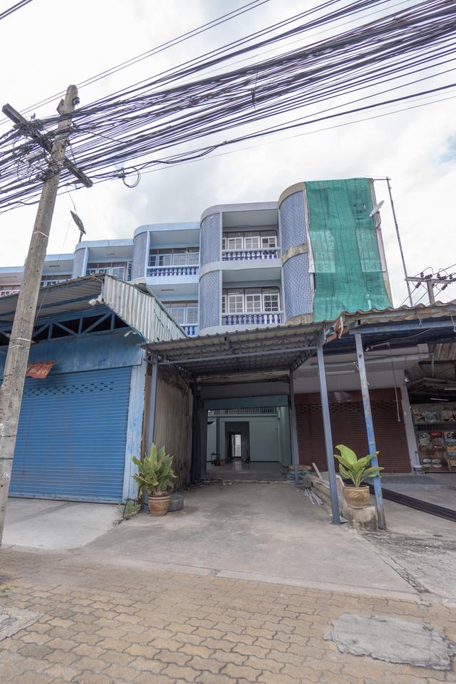 ตึกแถว อาคารพาณิชย์ 3 ชั้นครึ่ง 2