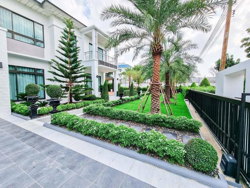 Luxury house for SALE, offering a private atmosphere and coming fully furnished. Located in the Perfect Masterpiece Sukhumvit 77 project. 2