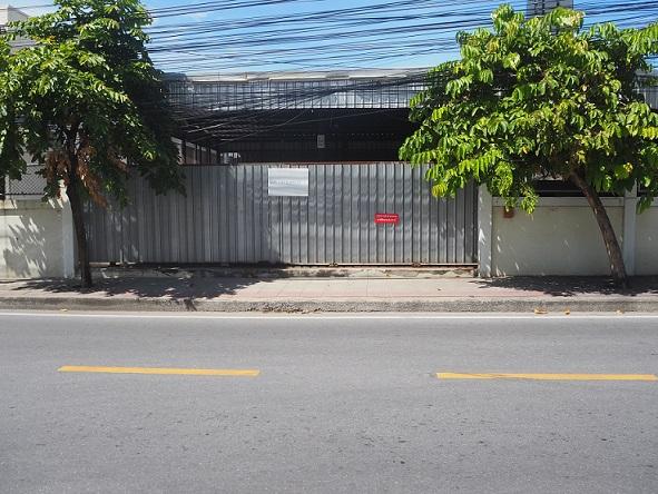 ให้เช่าที่ดินทรงสี่เหลี่ยมผืนผ้าเนื้อที่ประมาณ53ตร.วา ทำเลทอง ใกล้โรงงานไทยวาโก้ มีโครงสังกะสีเป็นโรงเรือนพร้อมประตูสังกะสี พื้นโบกปูนเรียบ 2