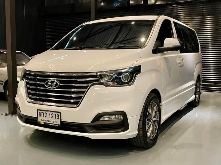 Hyundai H-1 สีขาว