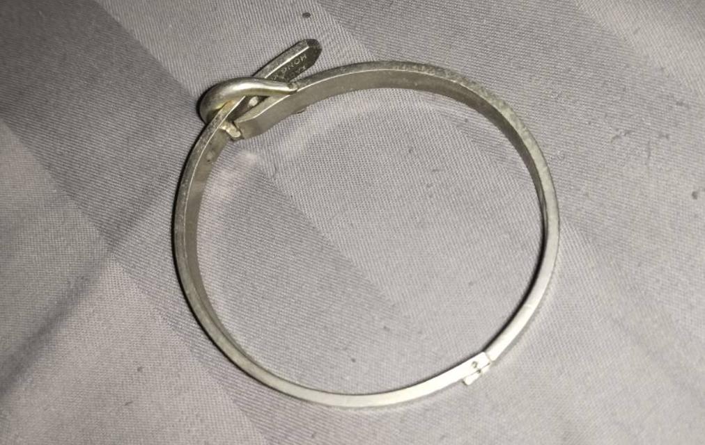 กำไลเงินโบราณผลิตจากประเทศฮ่องกง