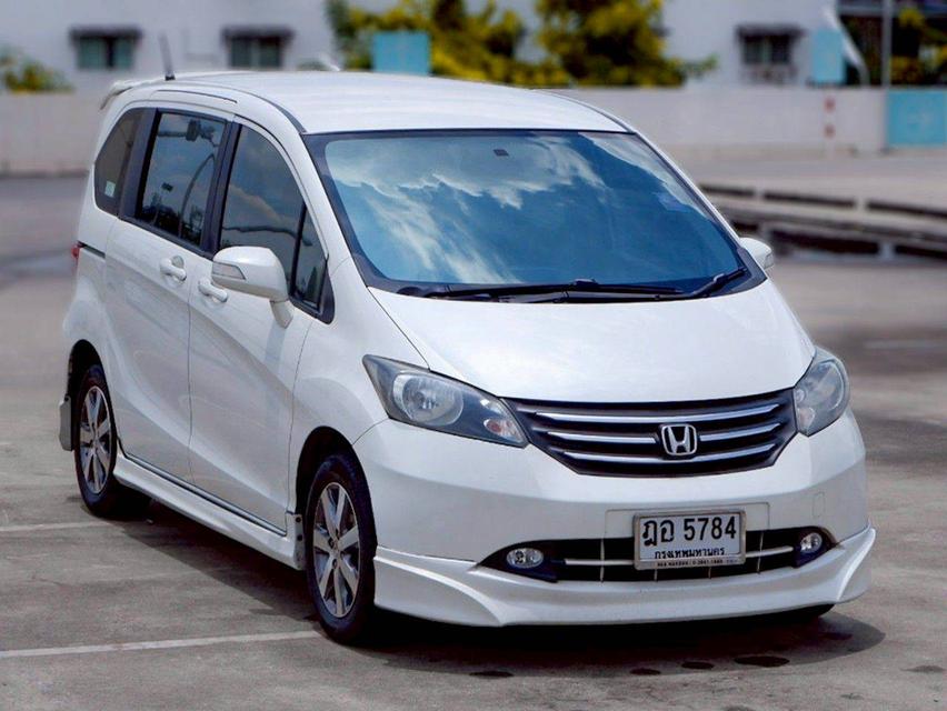 Honda Freed 1.5 SE เกียร์ Auto สีขาวมุก ปี 2010