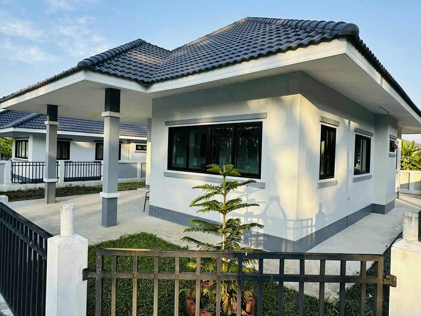 ขายบ้านเดี่ยวแปลงมุม น้ำไม่ท่วม ใกล้ศูนย์ราชการอ.สันกำแพง 1 กม. ซื้อภายในเดือนนี้มีของแถมเพิ่ม ราคาเพียง 2.25 ลบ. ฟรีโอน 3