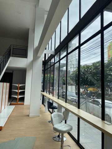 ให้เช่าโชว์รูม 2 ชั้น 260 ตรม. ใต้โรงแรม สไตล์ลอฟ ถนนเอกมัย ซอยสุขุมวิท 63 ใกล้ห้างดองกี้ 3