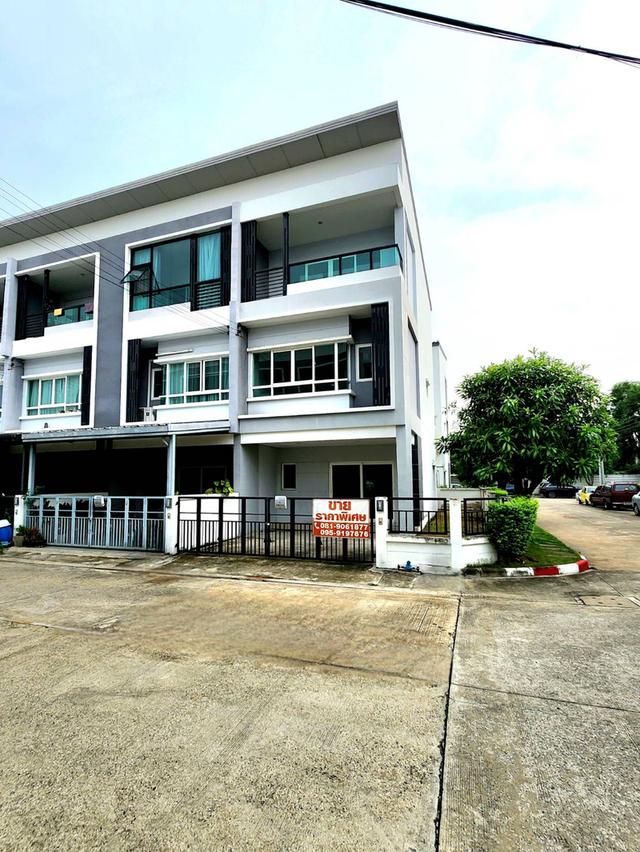 ทาวน์โฮมวัชรพล 3ชั้น หลังมุม หมู่บ้านเดอะริคโค้ ทาวน์ วัชรพล ถนนร่วมมิตรพัฒนา(ใกล้ห้าแยกวัชรพล) 3