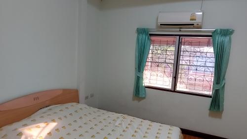 บ้านเดี่ยวบนเขา 54 ตรว. 2 ห้อนนอนใหญ่ 4x4 เมตร พร้อมโรงจอดรถเล็กได้ 2 คัน มีรั้วรอบขอบชิด มีมุ้งลวด เหล็กดัด ผ้าม่าน แอร์ เครื่อวทำน้ำอุ่น ครัว 18