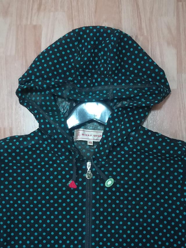 mieko uesako / MADE IN JAPAN เสื้อฮู๊ดผ้าโพลีโปร่งเบา ยืดหยุ่น ใส่สบาย ลาย polka dot ตัวห้อยผูกน่ารักมากๆ สภาพยังดูใหม่ ไม่มีตำหนิ รูปที่ 6