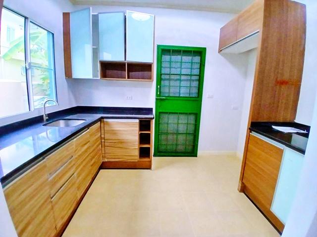 เปิดซิง! คฤหาสน์ บ้านเดี่ยวพร้อมเข้าอยู่ 2ชั้น 100ตรว. แม็คโคร ร่มเกล้า 3.9 กม. 3นอน รถไฟฟ้าสีชมพู ตลาดมีนบุรี 2.6 กม.3น 5