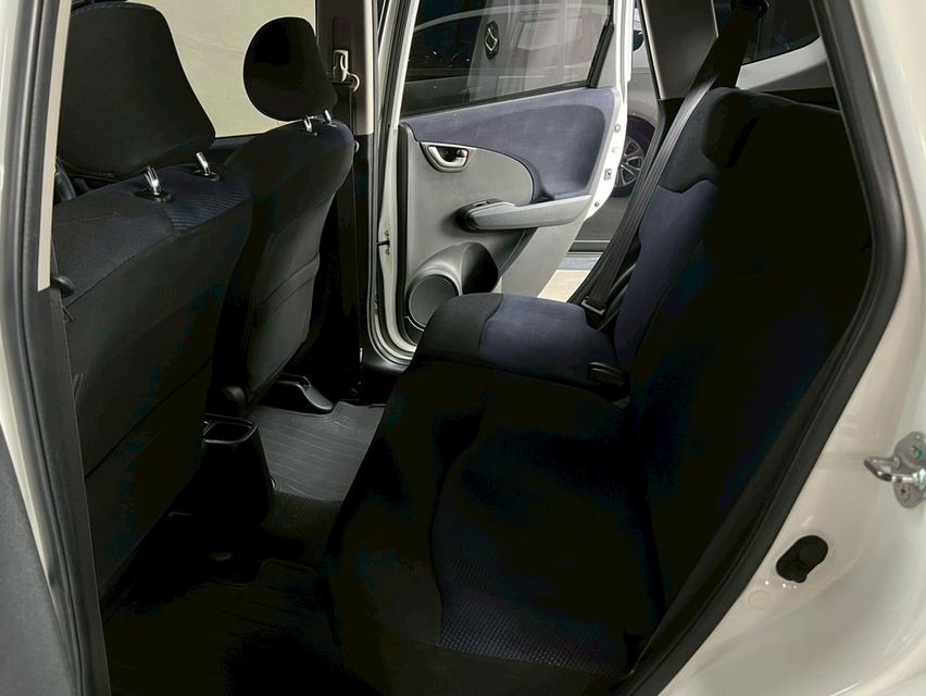 Honda JAZZ 1.5V Hatchback 9
