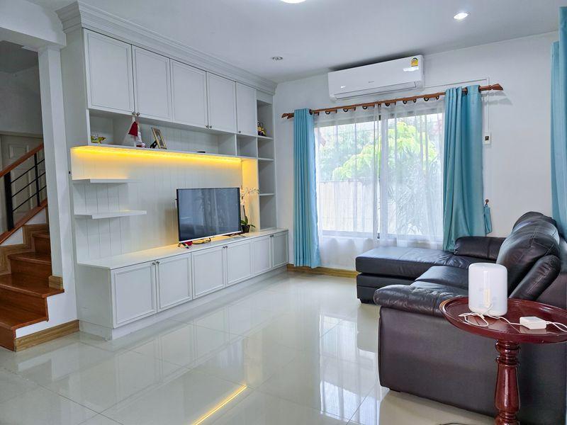 ให้เช่า บ้านเดี่ยว 2 ชั้น หมู่บ้าน เฮ้าส์ ออฟ เดอะ คานารี่ – สวนเสือศรีราชา บ้านสวย เฟอร์นิเจอร์บิ้วอิน พร้อมเครื่องใช้ไฟฟ้าครบ จอดรถได้ 2 คัน พร้อมเข 3