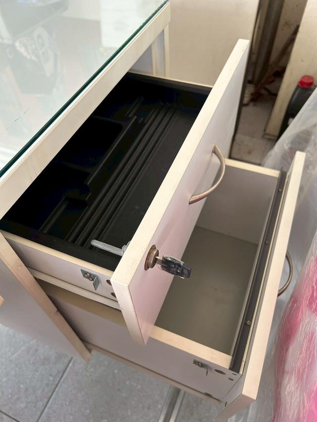 โต๊ะทำงานสีขาวราคา 1,490 บาท ก120xล60xส75 ซม. กระจกปูโต๊ะ 5 มม.เจียร์ปลีสวยงาม เก๊ะขวามีลูกกุญแจล็อคได้พร้อมถาดเครื่องเขียน เก๊ะกลางรางเลื่อน ขาปรับระ 4