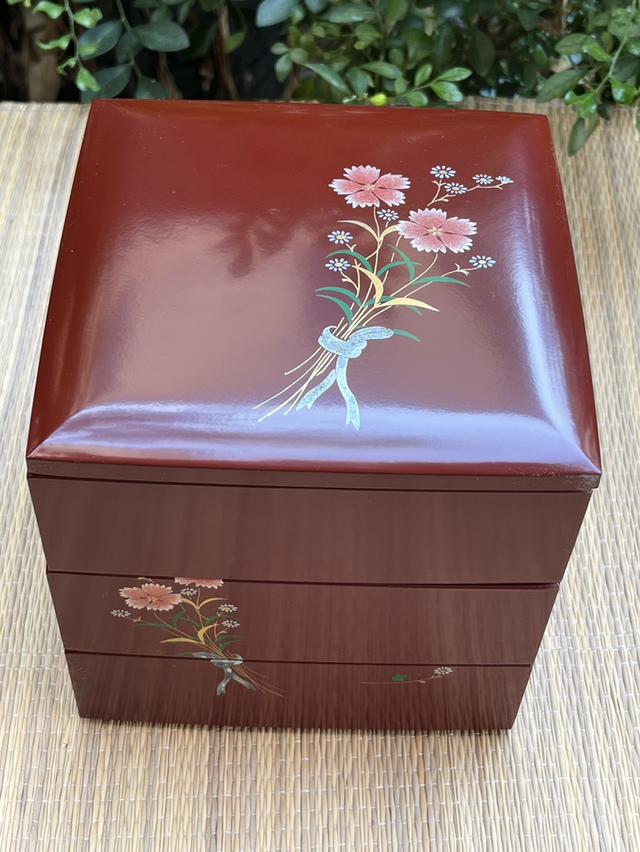 กล่องเบนโตะ 3 ชั้น พร้อมฝาปิด สีแดงวาดลายช่อดอกไม้ งานวาดมือญี่ปุ่น