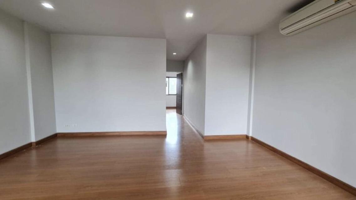 บ้านทาวน์โฮม 3 ชั้น สวยสไตล์ลอฟ ทำเลดอนเมือง ติดถนนวิภาวดี ราคาไม่แพง 3