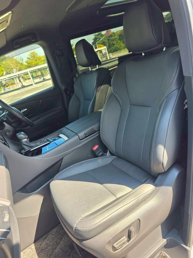 Toyota Alphard 2.5 Z 2WD TOP สีขาว ปี 2025 ไมล์ 30,000 กม. 9