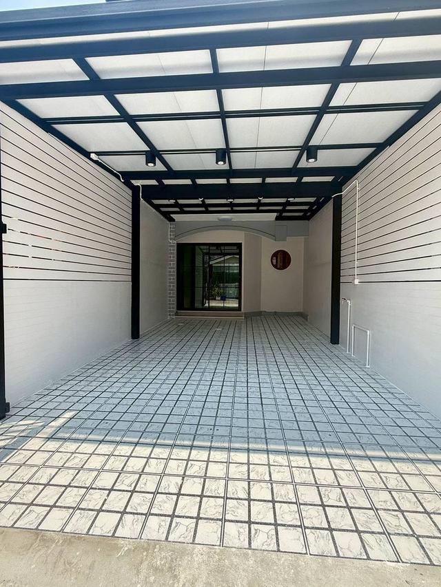 หมู่บ้านสิรารมย์ บ้านกล้วย-ไทรน้อย บางบัวทอง ทาวน์เฮาส์ 2 ชั้น ตกแต่งใหม่พร้อมอยู่  มีระเบียงด้านหน้า โครงการของแลนด์&เฮ้าส์ 3