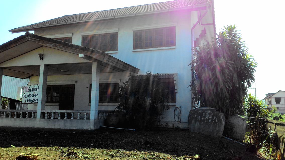 บ้านติดมหาวิทยาลัยราชภัฏเชียงราย 200 เมตรปากทางมหาวิทยาลัยราชภัฏ 50 เมตรถนนพหลโยธินบ้าน 4 ห้องนอน 2 ห้องน้ำ 1 ห้องครัว 2 ที่จอดรถ ขายถูกๆเจ้าของขายเอง 9