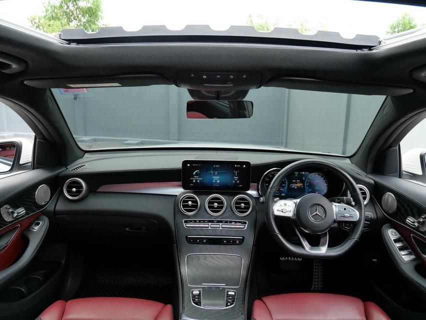 Benz GLC300e Coupe AMG 2021 สีขาว รถออกปี21 แท้ รถมือเดียว หลังคาแก้ว รูปย่อยที่ 3