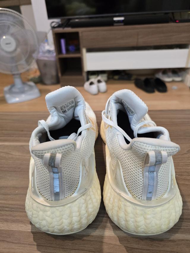 Adidas Alphaboost สีขาวครีม แท้มือสอง สภาพสวย ใส่เอง Size 43 / 27.5 ซม. ส่งฟรี
