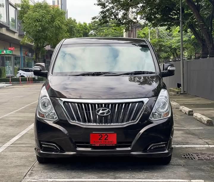 Hyundai H-1 มี 11 ที่นั่ง 3