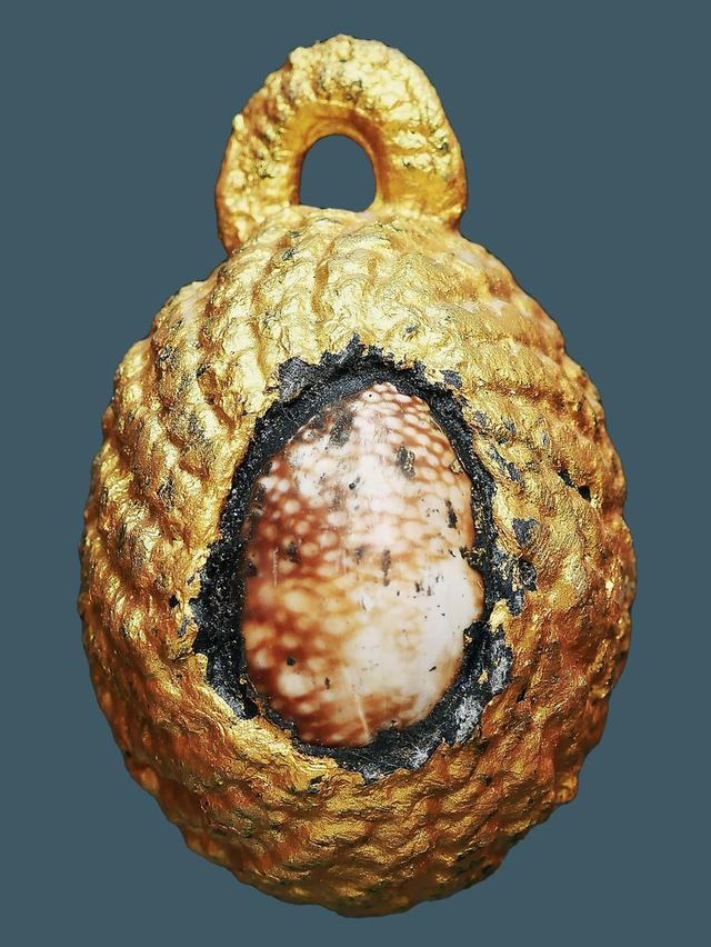 เบี้ยแก้จักรพรรดิ์ รุ่นมหาจักรพรรตราธิราช หลวงปู่หมุน ฐิตสีโล อายุ 108 ปี พ.ศ.2545..เก่า เดิมๆ