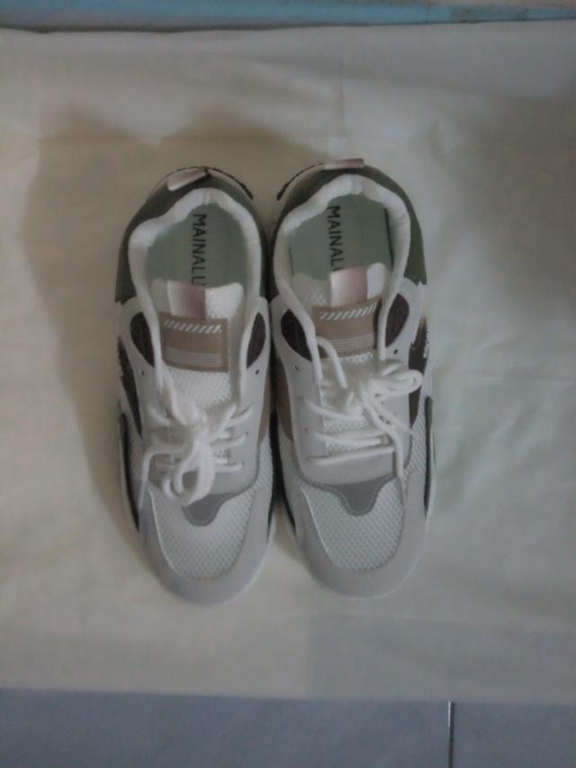 รองเท้าผ้าใบใหม่มือ1