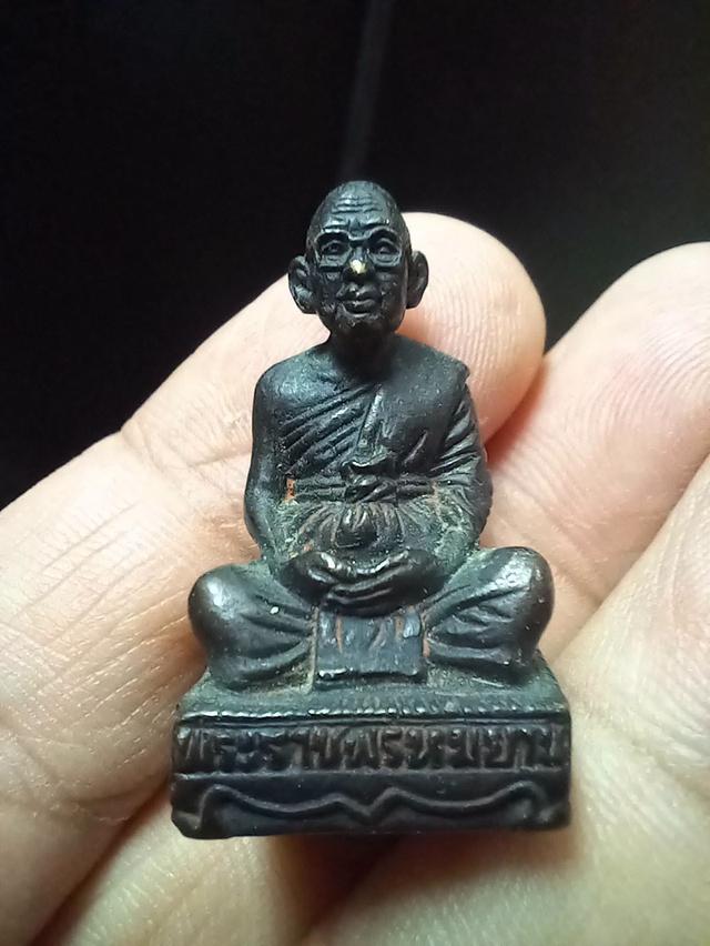 รูปหล่อหลวงพ่อฤาษีลิงดำ พระราชพรหมยาณ วัดท่าซุง จ.อุทัยธานี สูงประมาณ 3.0 ซ.ม.
