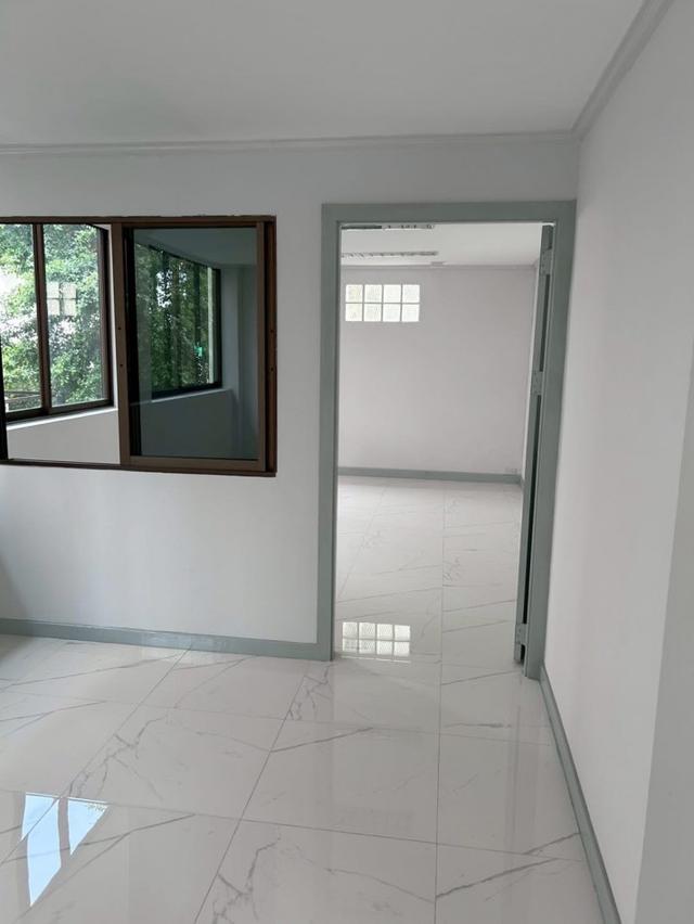 ให้เช่าอาคารสำนักงาน หมู่บ้านทาวน์อินทาวน์ 30 ตรว. 500 ตรม. 4 ชั้น ย่านลาดพร้าว ศรีวรา 3