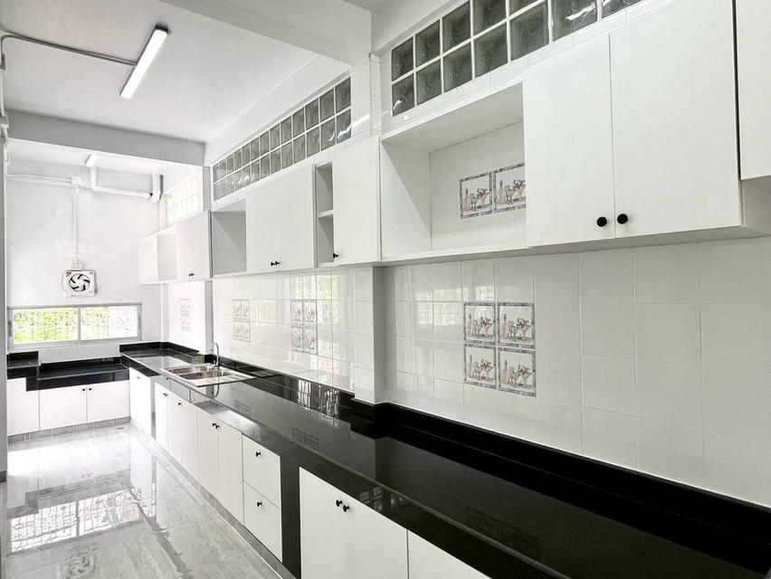 หมู่บ้านบุศรินทร์ บางบัวทอง ใกล้แยกบางพลู ทาวน์เฮ้าส์ 2 ชั้น หลังมุมตกแต่งใหม่พร้อมอยู่ เส้นตลาดบางบัวทอง-แยกบางพลู 10