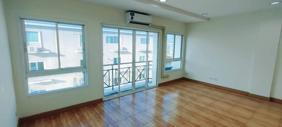 Home office for rent, beautiful 4 floors, next to BTS, next to Skywalk connection, large department store 3