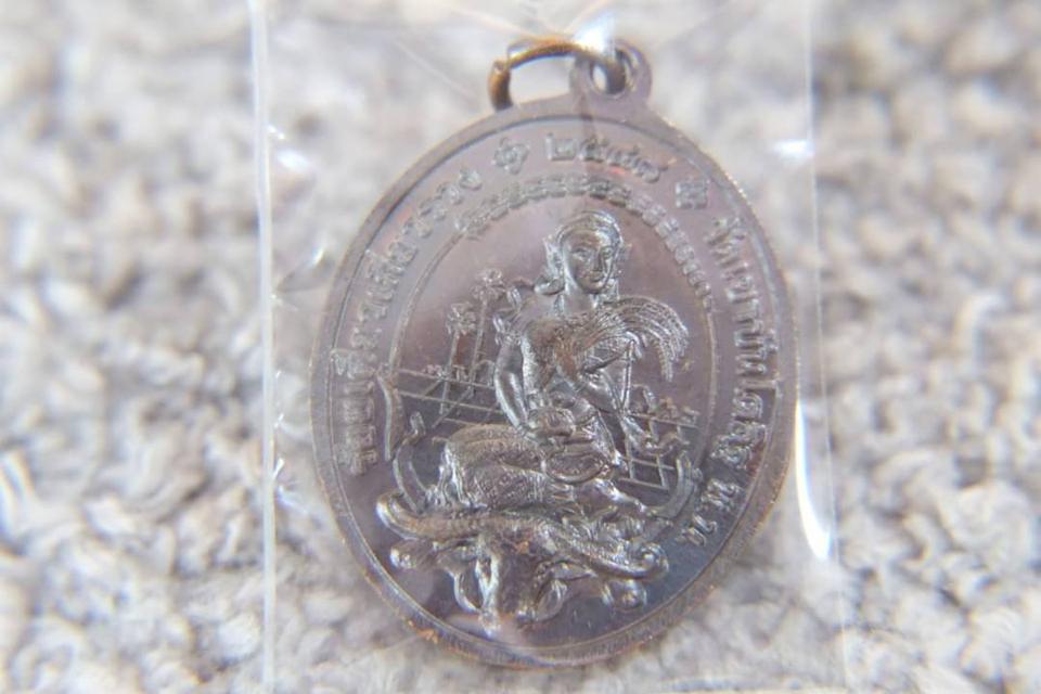 เหรียญกลม พระครูญาณวิลาศ 
หลวงพ่อแดง วัดเขาบันไดอิฐ 
เพชรบุรี เนื้อทองแดงรมดำ
บูชาองค์ละ350บาท 1