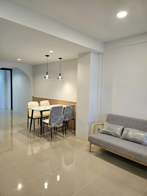 PP373 ขายบ้าน ทาวน์เฮ้าส์ 2 ชั้น ซอยลาดปลาเค้า 83  สไตส์ Modern Classic  ฟรีโอน ใกล้เดอะแจส รามอินทรา ใกล้ MRT ลาดปลาเค้า 11