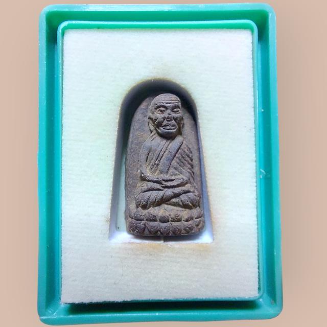 หลวงพ่อทวด รุ่นพระนามาภิไธย สก. ปี 2544 เนื้อว่าน พิมพ์พระรอด วัดห้วยมงคล สภาพสวย กล่องเดิมครบ