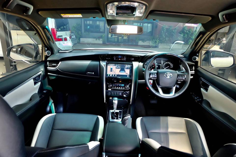 Toyota Legender​ 2.8 รุ่น sigma 4ดีเซล เกียร์ออโต้ 4WD  สีขาว ดำ  ปี 2020 2
