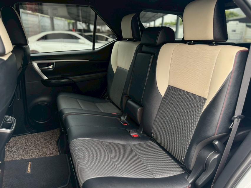 TOYOTA FORTUNER Wagon 4dr Legender 7st Auto 6sp RWD 2.8DCT 4WD  รุ่นพิเศษ 60th AnniversaryY2022. สีขาว ออโต้  16