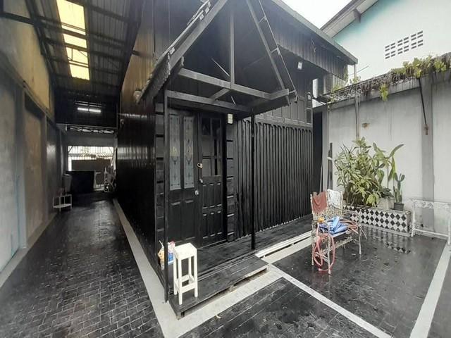 ให้เช่าบ้านพร้อมสตูดิโอ 54 ตรว. เพดานสูง ลาดพร้าว 134 เหมาะทำออฟฟิศ หรือสตูดิโอ จอดรถ 7 คัน ใกล้ MRT บางกะปิ ซอยตรงข้าม 3