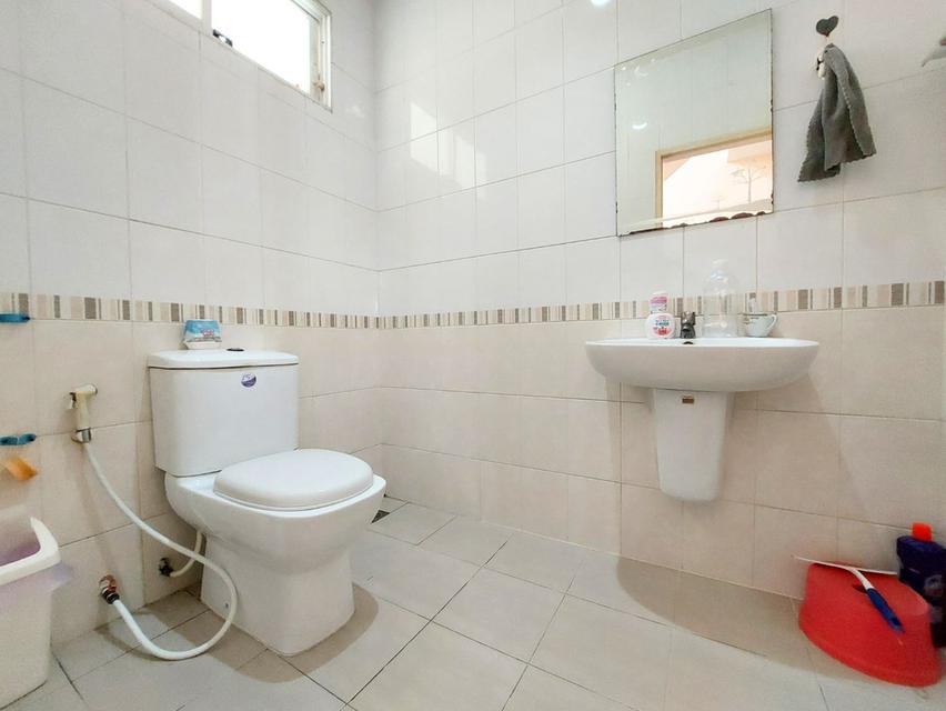 ธัญรดา วัชรพล เดินทางสบาย ใกล้รถไฟฟ้าสายสีเขียวและทางด่วนสุขาภิบาล 5 เข้าเมืองไว ดีลสุดคุ้ม 4.39 ลบ. ฟังก์ชันครบ 3 นอน 3 น้ำ จอดรถได้ 2 คัน 6