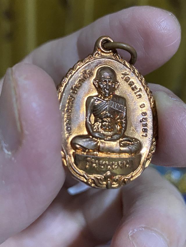 เหรียญหลวงพ่อรวย รุ่น ชนะจน พิมพ์เล็ก ปี 2556 รูปที่ 2