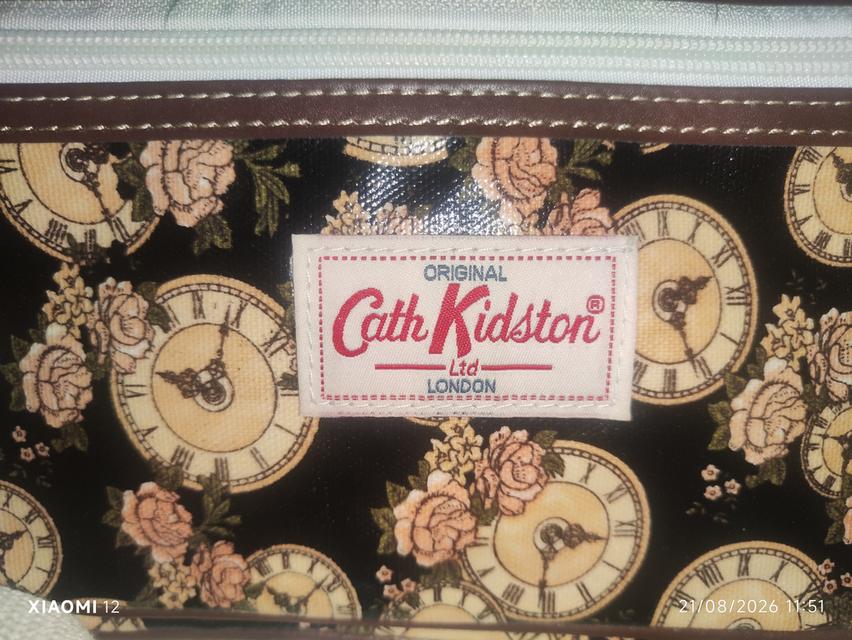 กระเป๋าสะพาย ทรง Crossbody ลายนาฬิกาและดอกกุหลาบวินเทจ มีช่องซิปใช้งานได้หลายช่อง วัสดุผ้าเคลือบเงา (PVC/Oilcloth) ทำความสะอาดง่าย สถาพกระเป๋าใหม่ รูปย่อยที่ 2