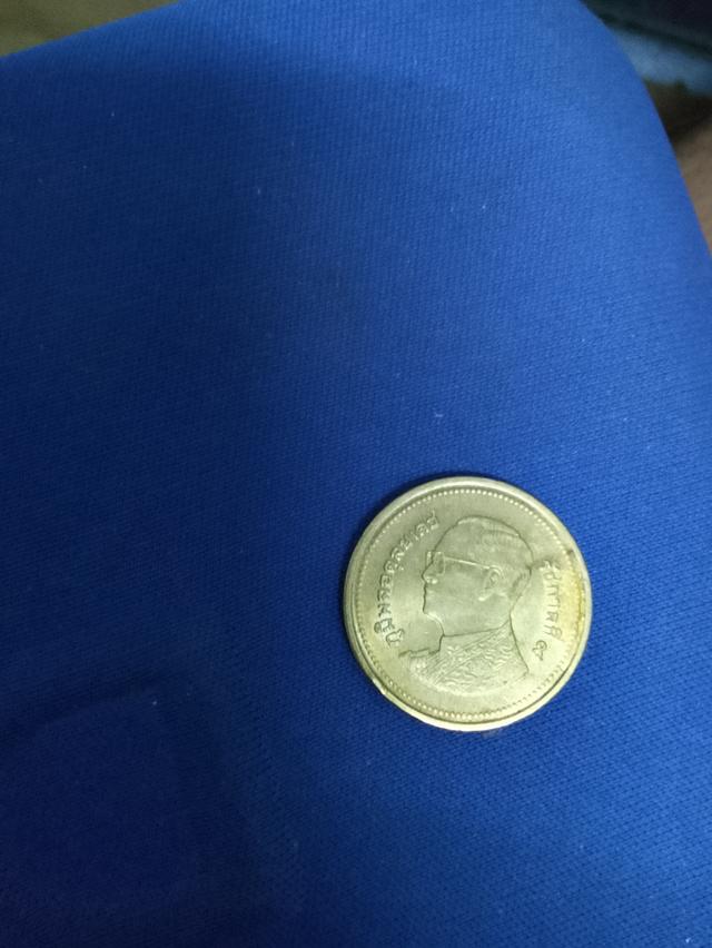 เหรียญ 2บาท สีทอง หล่อและปั้มไม่เรียบร้อยด้านก้อยแต่พื้นผิว เรียบ เหมือนเหรียญสมบูรณ์ รูปที่ 2