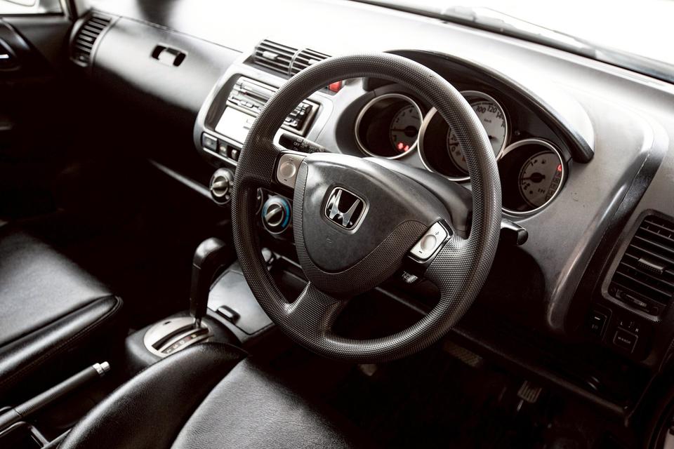 Honda Jazz 1.5S เกียร์ออโต้ ปี 2005 สีเทา  16