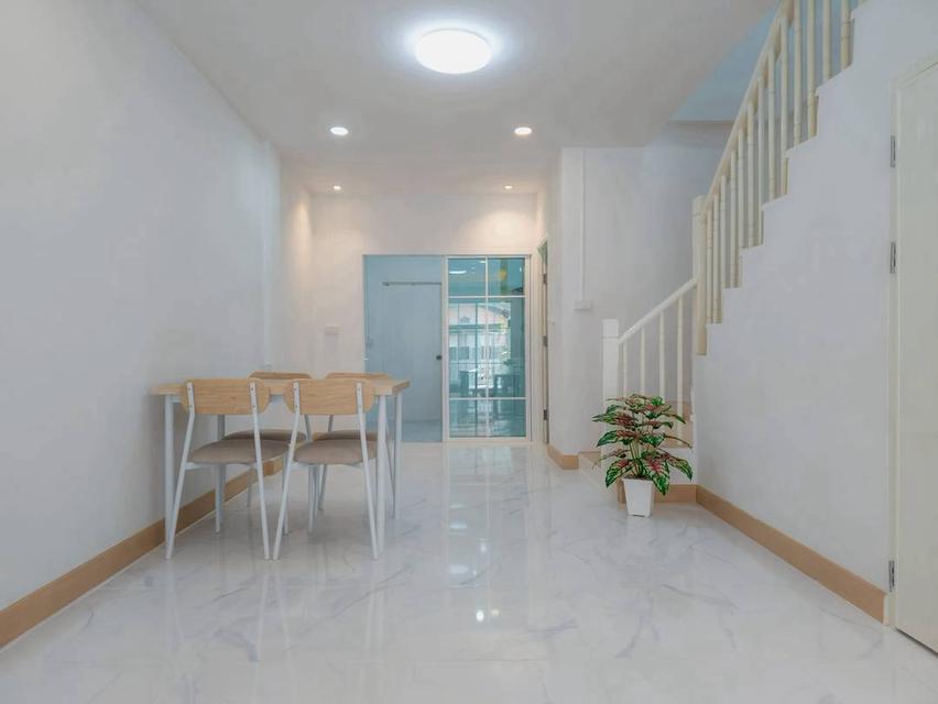 ปิยวรารมย์ เฟส3 ถนนบ้านกล้วยทาวน์เฮาส์ 2 ชั้น ตกแต่งใหม่พร้อมอยู่  🪴หลังบ้านมีพื้นที่กว้าง สามารถทำเป็น ครัวเปิด, มุมนั่งชิล หรือโซน ปิ้งบาร์บีคิว ได้ 5