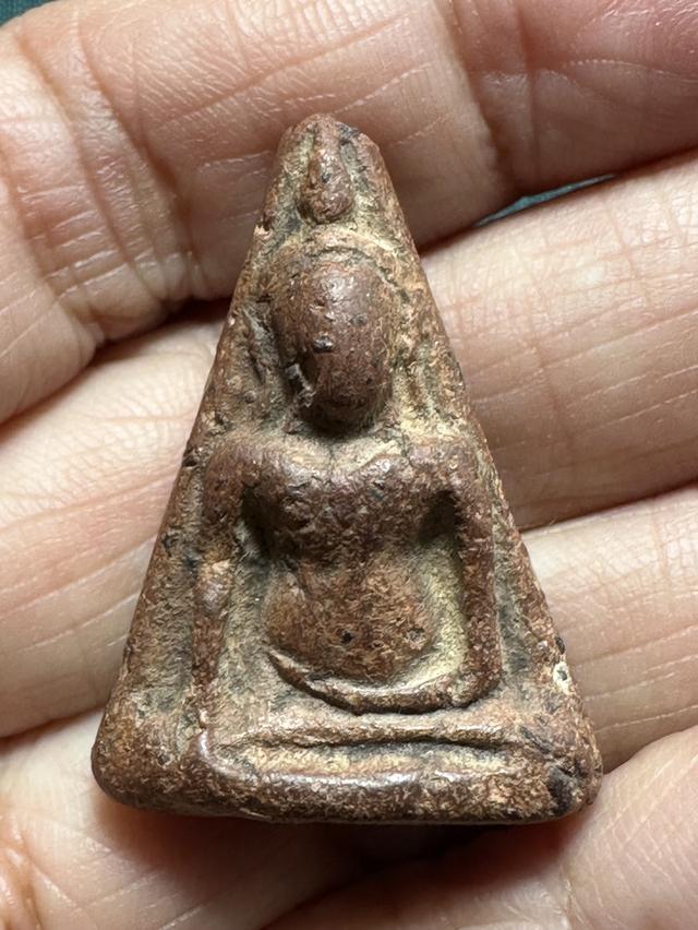 พระนางพญา พิมพ์เข่าตรง